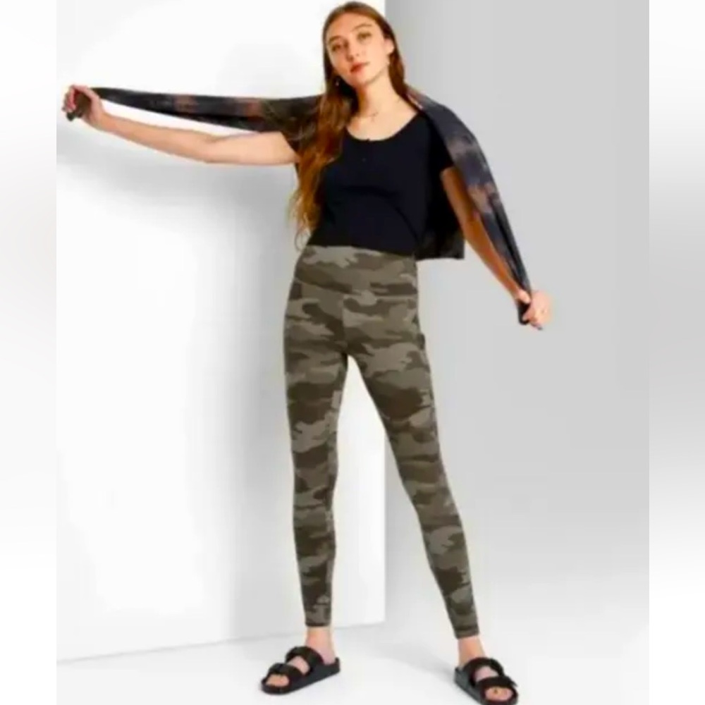 Women’s Wild Fable dark Camo leggings with side pocket size M NEW